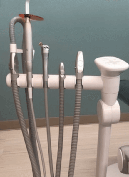 Пластиковые трубки на стоматологическом оборудовании