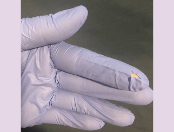 Целостность перчаток нарушена на указательном пальце