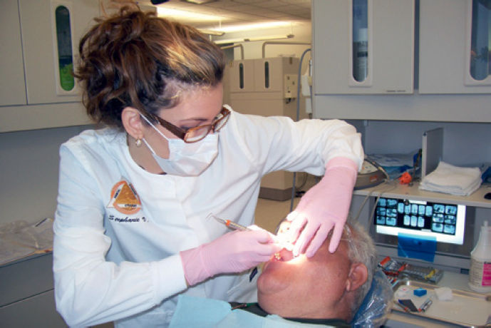 Неправильное положение врача при работе стоя.